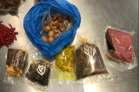 Không được vào Úc do mang thịt heo chưa nấu chín