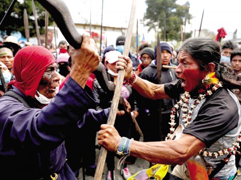 Tổng thống Ecuador nhượng bộ