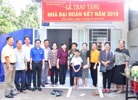 Bàn giao nhà Đại đoàn kết