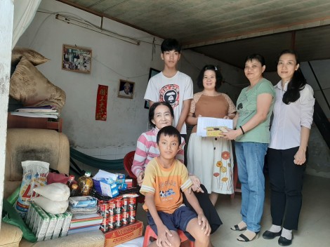 Nhóm từ thiện bạn bè Tuyết Lan thăm, tặng quà 3 bà cháu côi cút, bệnh tật