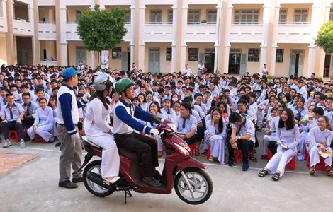 Phối hợp tuyên truyền và hướng dẫn kỹ năng lái xe mô tô an toàn cho học sinh THPT