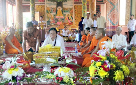 បុណ្យ​កឋិន​របស់​ជន​ជា​តិ​ខ្មែរ​
