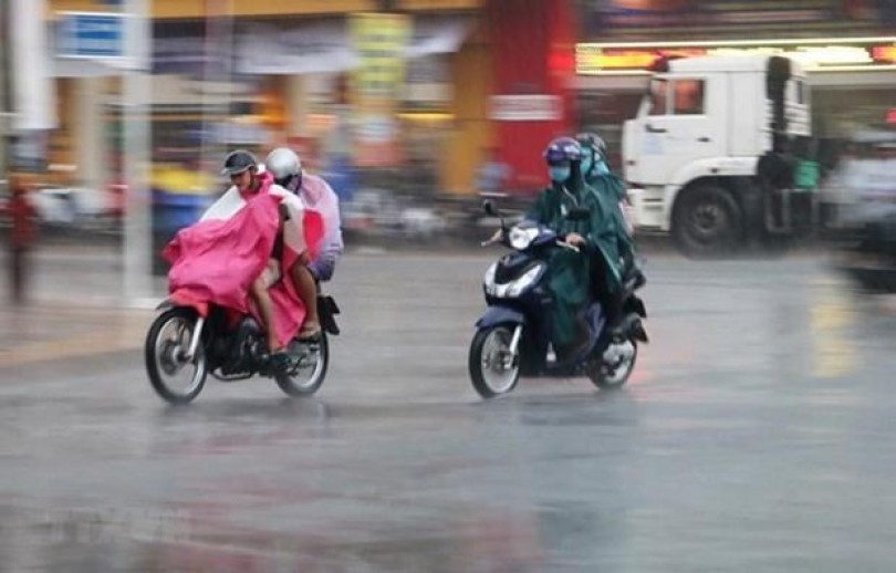 Biển Đông có gió giật cấp 9, không khí lạnh gây mưa to ở Trung Bộ
