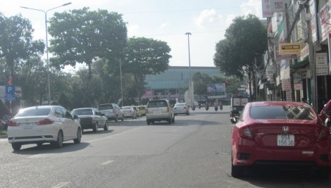 Cẩn thận quan sát trước khi mở cửa ô tô