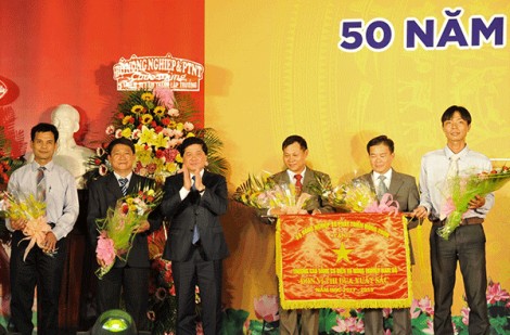 Trường Cao đẳng Cơ điện và Nông nghiệp Nam bộ nhận Cờ thi đua của Bộ Nông nghiệp và Phát triển Nông thôn