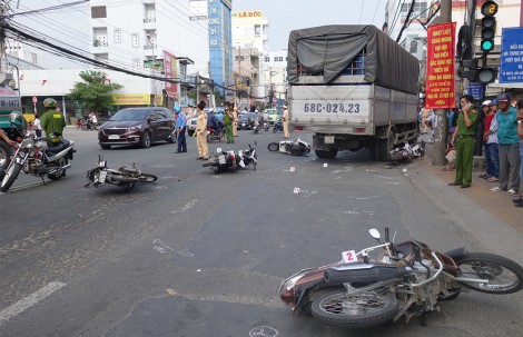 Xe tải tông 6 xe máy khiến nhiều người bị thương