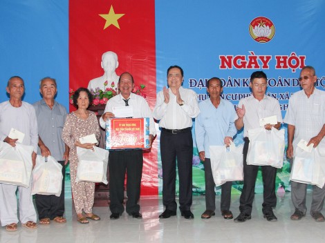 Đồng chí Trần Thanh Mẫn dự Ngày hội

Đại đoàn kết toàn dân tộc tại ấp Phú Xuân, xã Thạnh Hòa, huyện Phụng Hiệp