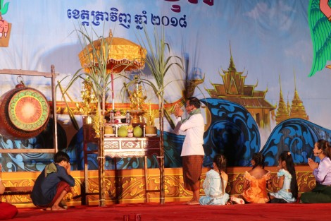 អត្ថ​ន័យ​នៃ​ពិធី​អក​អំ​បុក​ ឬ​ ថ្វាយ​ព្រះ​ច័ន្ទ​