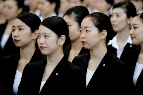 Phụ nữ Nhật đòi quyền đeo kính đi làm
