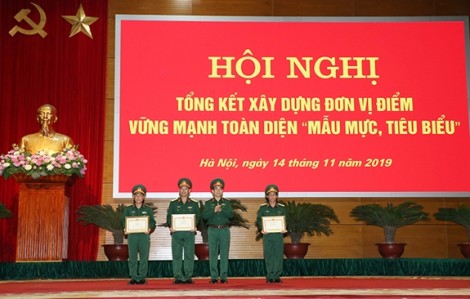 Đại tướng Ngô Xuân Lịch dự và chỉ đạo Hội nghị tổng kết xây dựng đơn vị điểm vững mạnh toàn diện