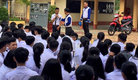 Phối hợp tuyên truyền, hướng dẫn kỹ năng lái xe an toàn