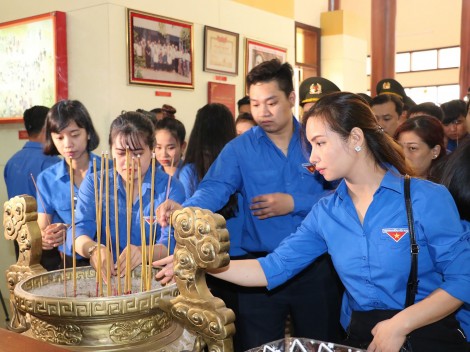 Tự hào tiếp bước dưới cờ Đảng