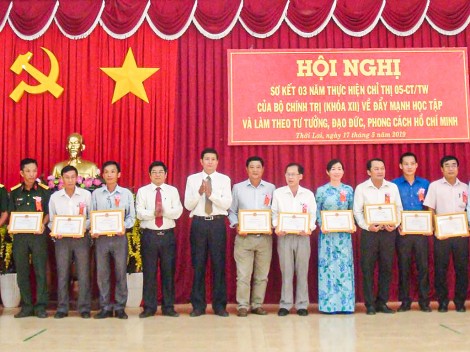 Nhân rộng điển hình học tập

và làm theo gương Bác