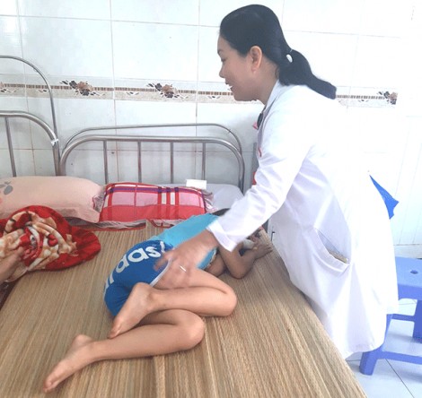 Nghi vấn mâu thuẫn gia đình, mẹ cho con cùng uống thuốc trừ cỏ tự tử