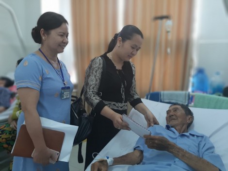 Trao 5,5 triệu đồng cụ ông 90 tuổi bị tai nạn giao thông