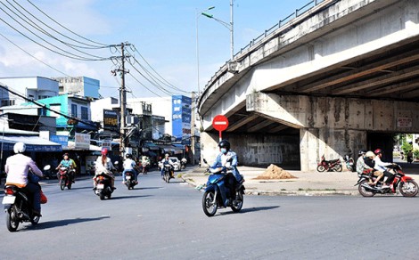 Xử lý nghiêm hành vi chạy ngược chiều khu vực cầu Cái Răng