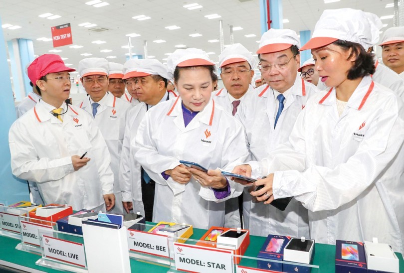 Chủ tịch Quốc hội Nguyễn Thị Kim Ngân 
thăm và làm việc tại Khu Công nghệ cao Hòa Lạc