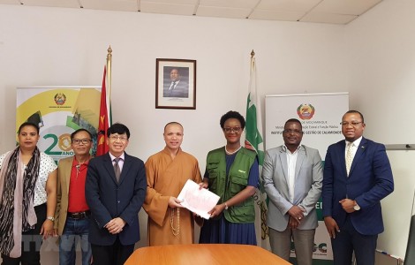Giáo hội Phật giáo Việt Nam tặng 100 tấn gạo cho người dân Mozambique