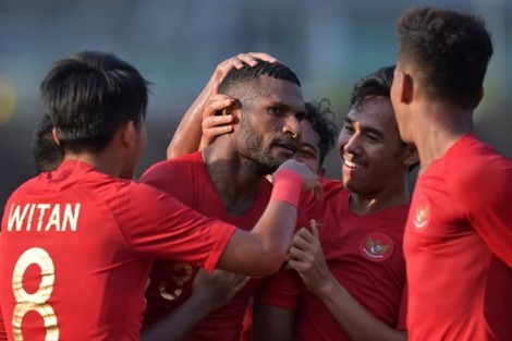 Vượt qua Singapore, U22 Indonesia bám sát U22 Việt Nam tại bảng B