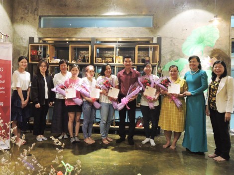 Bế giảng lớp nghề pha chế cho phụ nữ hồi hương