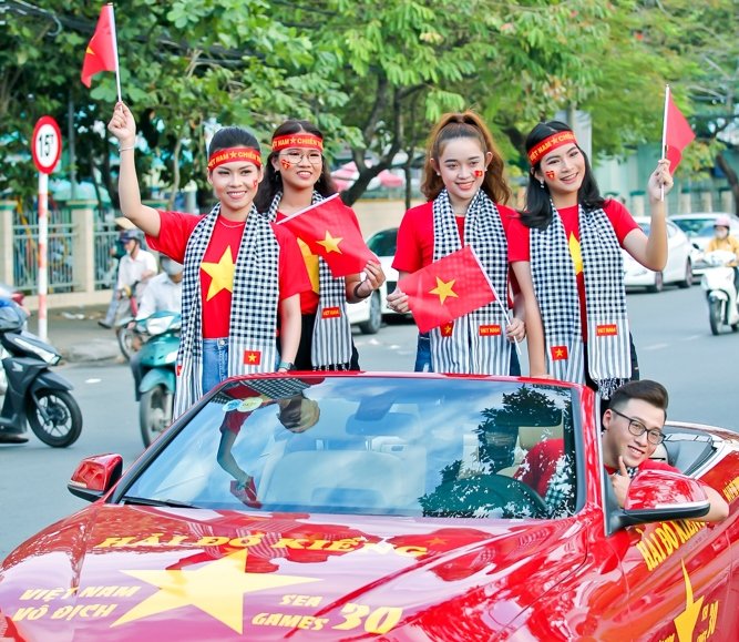 Tây Đô rực rỡ sắc màu, cổ vũ đội tuyển U22 Việt Nam