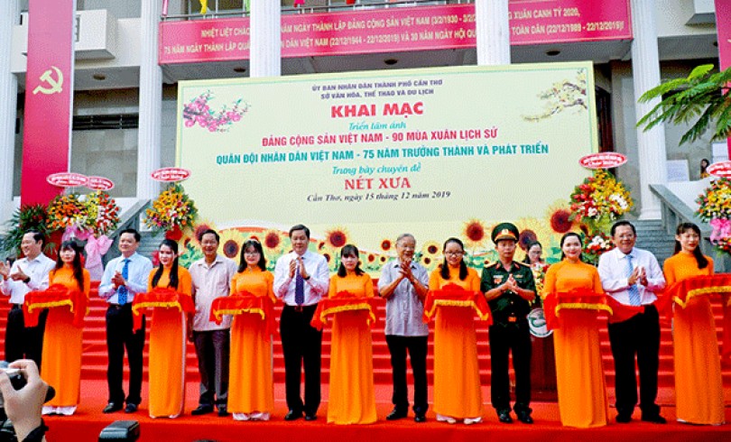 Khai mạc Triển lãm ảnh “Đảng Cộng sản Việt Nam - 90 mùa Xuân lịch sử”
