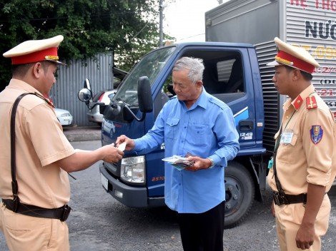 Thực hiện cao điểm đảm bảo trật tự an toàn giao thông
và trật tự xã hội