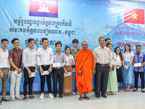 Nhớ mãi những ngày
giúp bạn hồi sinh đất nước
