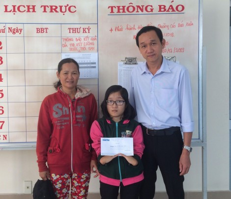 Báo Cần Thơ trao tiền hỗ trợ sinh viên Lê Thị Kiều Nhi