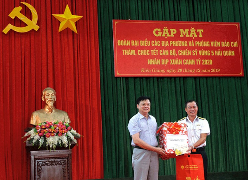Thăm, chúc Tết cán bộ, chiến sĩ Vùng 5 Hải quân