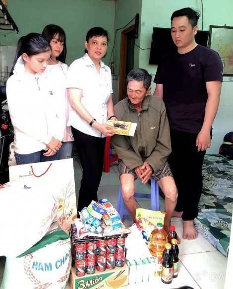 Tặng quà cụ Huỳnh Tấn bị tai nạn giao thông