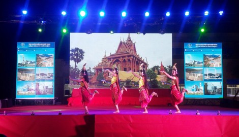ជូន​អំ​ណោយ​២​៦​០​ចំ​ណែក ​ដល់​គ្រួ​សារ​គោ​ល​នយោ​បាយ​ គ្រួ​សារ​លំ​បាក​ សិស្ស​ និស្សិត​ក្រី​ក្រជម្នះ​លំ​បាក​
