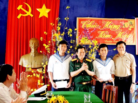 Hơn 1,7 tỉ đồng trao tặng cho cán bộ, chiến sĩ
và nhân dân biển đảo Tây Nam
