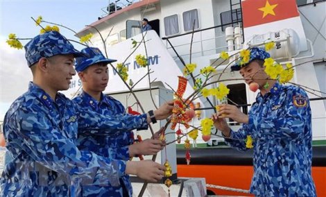 Tàu cảnh sát biển mang quà Tết đến với chiến sỹ đảo Bạch Long Vĩ