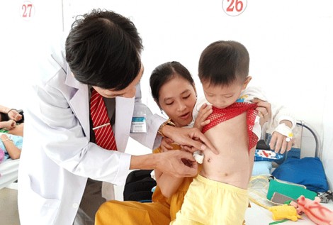 Bác sĩ bỏ lương hàng chục triệu về bệnh viện công cống hiến