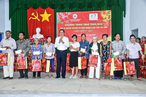 Trao quà “Tết vì người nghèo Xuân Canh Tý năm 2020”