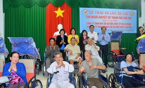 Trao 150 xe lăn, xe lắc tay cho người khuyết tật