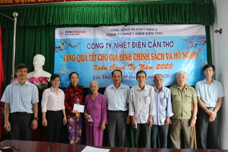 Trao tặng 150 phần quà trị giá
75 triệu đồng cho gia đình
chính sách, hộ nghèo