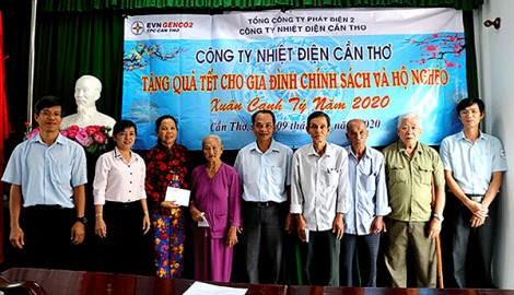Trao tặng 150 phần quà trị giá 75 triệu đồng cho gia đình chính sách, hộ nghèo