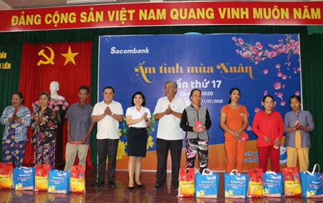 Trao tặng 150 triệu đồng cho các gia đình có hoàn cảnh khó khăn
