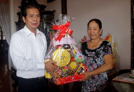 Lãnh đạo thành phố thăm, chúc Tết các gia đình cán bộ hy sinh, từ trần