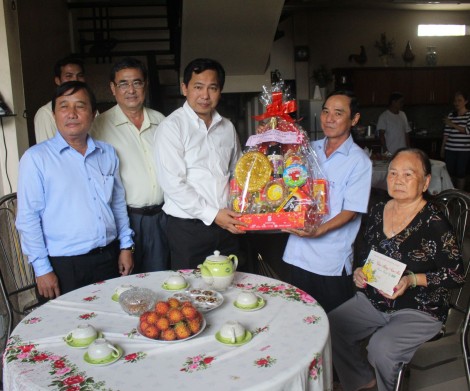 Chủ tịch UBND thành phố thăm, chúc Tết gia đình cán bộ hy sinh, từ trần