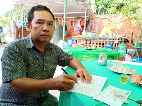 Trao tiền từ thiện