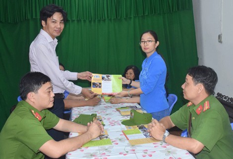 Phối hợp tuyên truyền tại các bến tàu, chợ