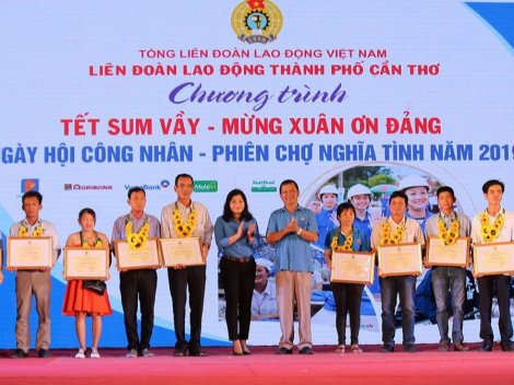 Xây dựng đội ngũ công nhân mạnh về lượng và chất
