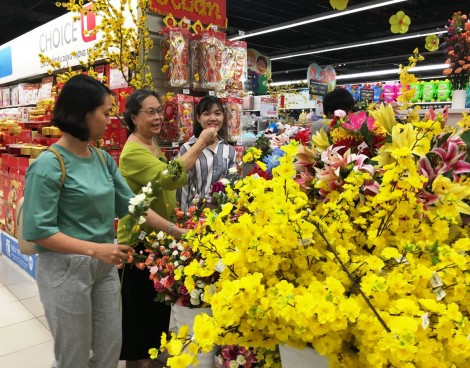 Phong phú hàng trang trí Tết
