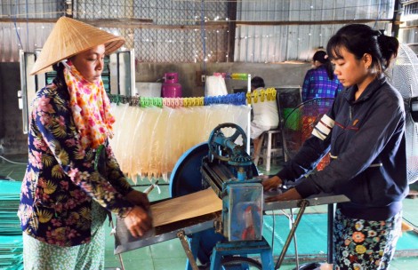 Đặc sản bánh phồng tôm Cà Mau được mùa đón Tết