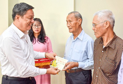 Thiết thực chăm lo Tết cho nhân dân