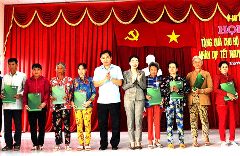 Chủ tịch UBND TP Cần Thơ tặng quà hộ cận nghèo, hộ khó khăn huyện Vĩnh Thạnh
