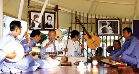 Về miền Tây, nghe chuyện đờn caTrăm năm "Dạ cổ hoài lang"